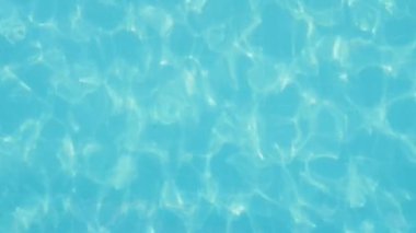 Güzel bir yüzme havuzu ile güneşli bir yaz Arty görünümünde biraz güneşli bir yaz aylarında celeste suları sallanan ile wading bir gölet ve duru suları dalgalanan. İyimser ve olağanüstü renkler oyun görünüyor.