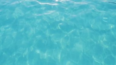 Yaz aylarında güneşli bir günde parıldayan bir gün batımı celeste deniz suları parlayan güneş yolu ile Magic görünümünü üzerinde dalgalar ve güneş yol sallanan ile muhteşem deniz yüzeyi. Renkler görünüyor iyimser ve imressive bir oyun.