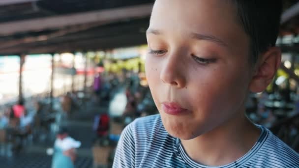 Menino Feliz Comendo Sorvete Café Uma Praia Verão Câmera Lenta — Vídeo de Stock