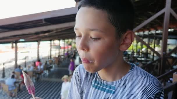 Живий Хлопчик Їсть Морозиво Кафе Морському Узбережжі Влітку Повільному Русі — стокове відео