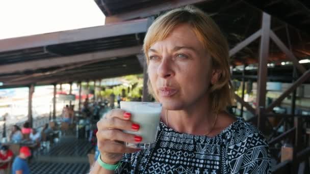 Усміхнена Жінка Сидить Молоко Трясеться Кафе Морі Шлю Оптимістичний Вигляд — стокове відео
