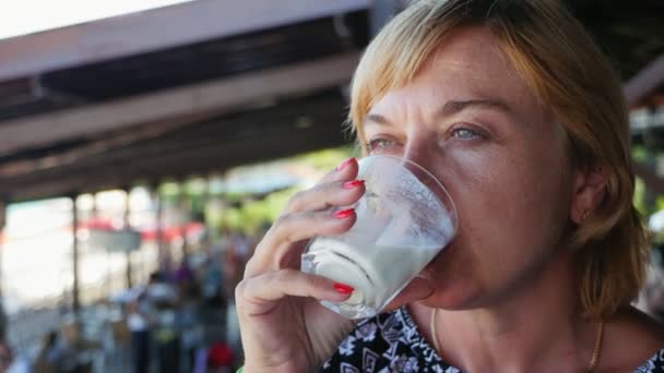 Χαλαρή Γυναίκα Κάθεται Και Πίνει Κούνημα Γάλακτος Καφετέρια Στην Παραλία — Αρχείο Βίντεο