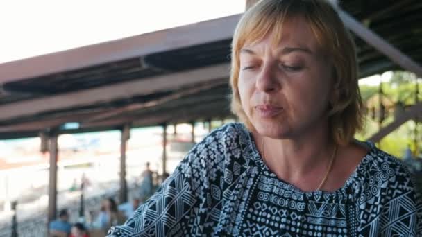 Relajante Mujer Rubia Degustación Ensalada Café Costa Día Soleado Verano — Vídeo de stock