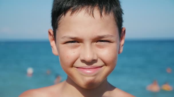 Маленький Брюнетка Хлопець Піднімає Очі Посміхається Березі Моря Влітку Шлю — стокове відео