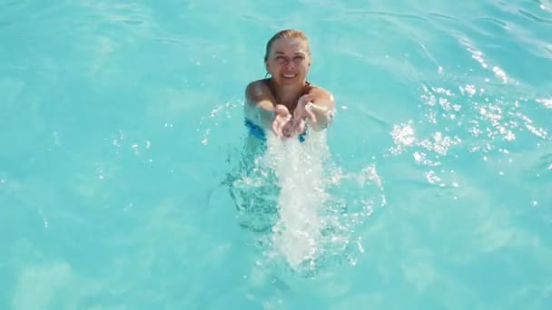 Mujer Rubia Relajada Sonriendo Rasing Agua Estanque Día Soleado Vista — Vídeo de stock