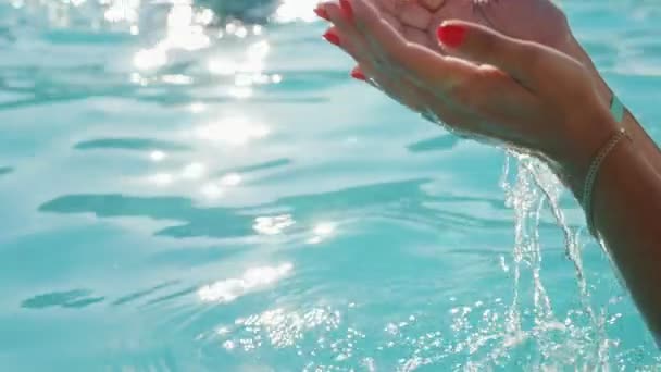 Zwei Frauenhände Voller Durchsichtigen Wassers Über Einem Pool Mit Einem — Stockvideo