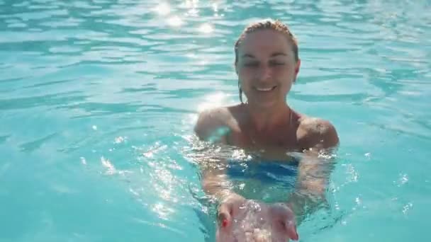 Mujer Rubia Feliz Sonriendo Nadando Una Piscina Día Soleado Verano — Vídeo de stock