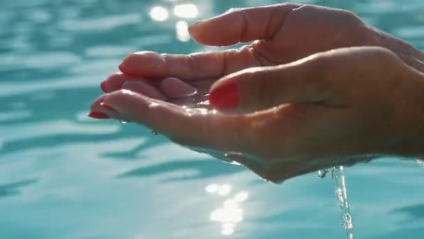 Mulher Alegre Cutucando Mãos Sobre Piscina Com Águas Transparentes Slo — Vídeo de Stock