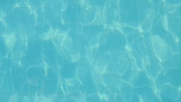 Maravilhosa Piscina Com Águas Celeste Ondulantes Dia Ensolarado Verão Vista — Vídeo de Stock