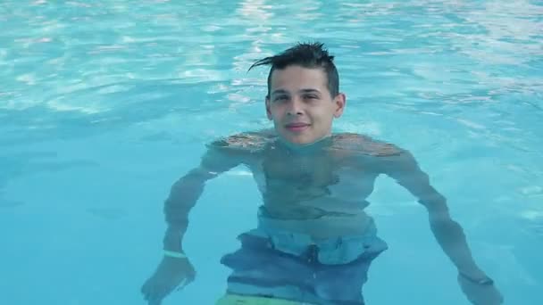 Jovem Nadando Divertindo Piscina Com Água Azul Slo Vista Alegre — Vídeo de Stock