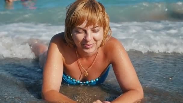 Mulher Sorridente Deitada Seu Estômago Uma Costa Marítima Verão Câmera — Vídeo de Stock