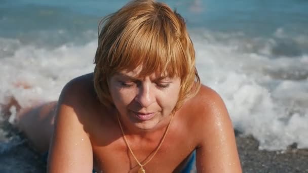 Romantyczne Blond Kobieta Leżąc Plaży Pod Sprzątania Wód Zwolnionym Tempie — Wideo stockowe