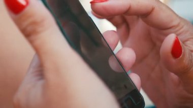 Şık erkek kırmızı manikür bazı bilgi ve fotoğrafları bu arayışı bir smartphone cep telefonu ile internette sörf ile bazı bilgi heyecanlı görünümü güzel ve derli toplu eller arayan bir smartphone net tarama eller.