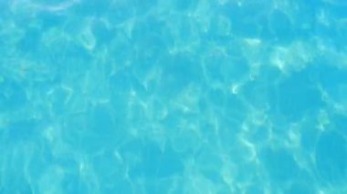 Celeste deniz suları oyun ve renk tonları ve gölgeler bir yüzme havuzunda izleyiciler neşeli renk tonları ve gölgeler hilariously bazı deniz tatil beldesinin wading havuz iskambil ile ilham verici ışık mavi suları harika manzarasını Parlatıcı 