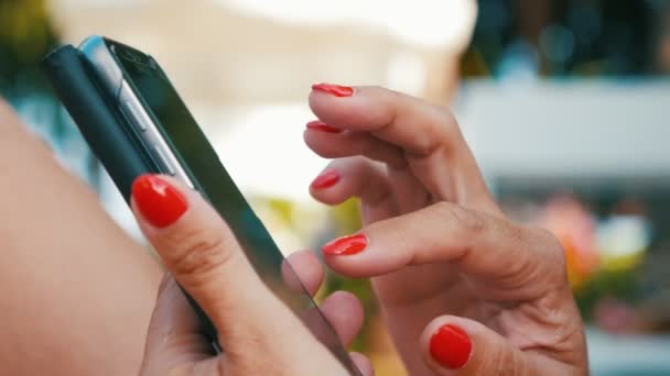 Mãos Femininas Elegantes Navegando Rede Smartphone Procurando Algumas Informações Fechar — Vídeo de Stock