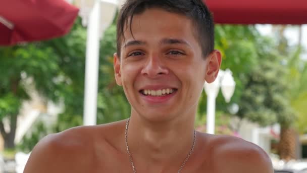 Genç Adam Mutlu Mutlu Bir Genç Brunet Adamın Yaz Iyimser — Stok video
