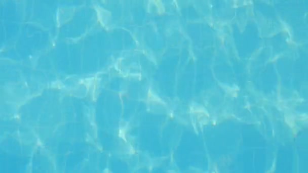 Glittrande Havet Vatten Spelar Med Lysande Nyanser Solig Dag Sommar — Stockvideo