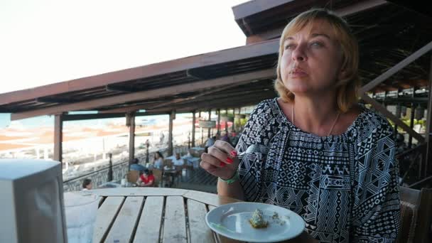Relaxante Mulher Loira Comendo Uma Sobremesa Resort Mar Café Câmera — Vídeo de Stock