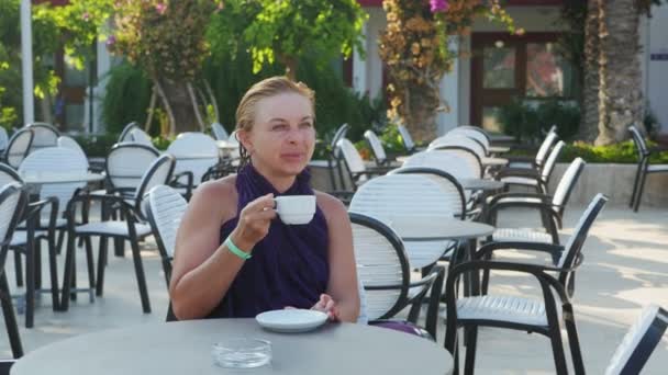 Mooie Blonde Vrouw Drinken Van Een Kopje Koffie Een Moderne — Stockvideo