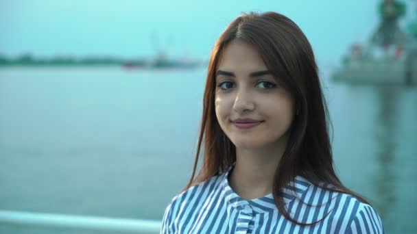 Hermosa Chica Dando Una Sonrisa Dientes Alegre Muelle Dnipro Verano — Vídeo de stock