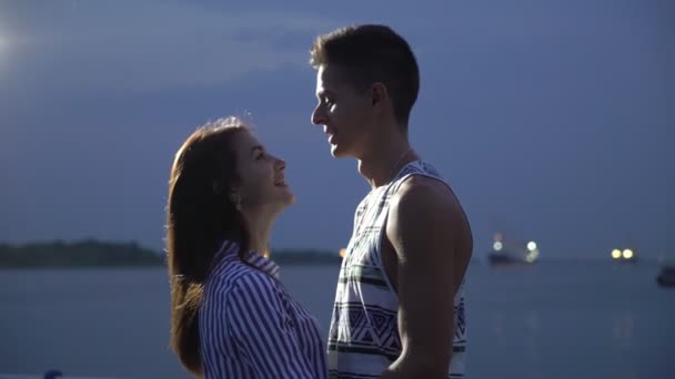 여자와 그녀의 열정과 Dnipro 제방에 여름에는 로맨틱 커플의 정서적 이야기 — 비디오