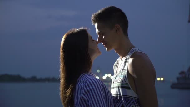 Hermosa Chica Novio Sonriendo Haciendo Beso Escimo Muelle Vista Romántica — Vídeos de Stock