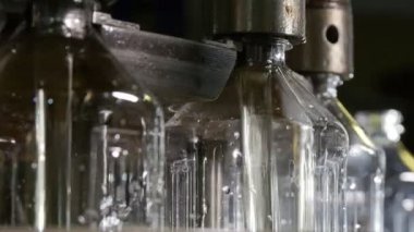İki çelik fıskiyeleri yukarı ve aşağı atlama dairesel metalik fıskiyeleri boş şişe konveyör portre üzerinde ayçiçek yağı dökün ve petrol üretim tesislerinde konveyör üzerine dökülen petrol plastik bir litre şişe. 