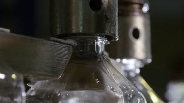 Plastik şişe aşağı yukarı sıçrama ve boş şişe konveyör ayçiçek yağı üretim tesisinde devam yağ boşaltma yuvarlak metal püskürtme uçlarını konveyör portre üzerinde iki metalik fıskiyeleri akışı ayçiçeği yağ. 