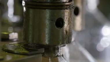 Yukarı ve aşağı hareket ve boş şişe konveyör petrol üretim tesisinde çaprazlayan doldurma birkaç sferik metalik püskürtme konveyör portre üzerinde plastik şişelerde ayçiçek yağı akış birkaç metal püskürtme uçlarını. 