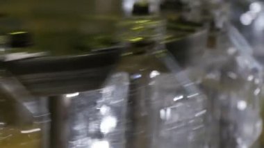 İki metal püskürtme uçlarını ayçiçeği akış yukarı ve aşağı hareket iki dairesel metal püskürtme uçlarını Closeup Konveyör taşıma plastik şişelerde petrol ve dolum boş şişeler bir petrol productin adlı bir konveyör oluyor bitki. 