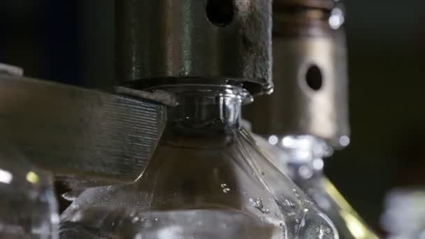Dos Aspersores Metálicos Arrojan Aceite Girasol Botellas Plástico Transportador Primer — Vídeos de Stock
