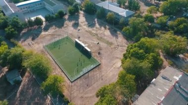 Hava Askania-Nova ile yeşil saha, yaz aylarında güneşli bir nefes kesen kuşbakışı atış Askania-Nova, futbol sahası, düzenli çimenler, geniş yollar ve modern evler yaz aylarında modern binalar. 