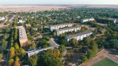 Hava Askania - Nova sınırsız alanları, küçük evler ve sokaklar yaz aylarında çarpıcı kuşbakışı Askania-Nova kendi alanları, Parklar, Uzunev ve ince sokakları ile yaz aylarında güneşli bir günde vurdu. Bir kutsal kalbidir
