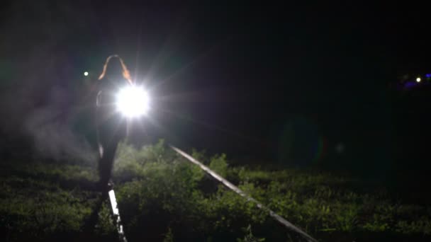 Λεπτή Νεαρή Γυναίκα Περπάτημα Μια Ράγα Σιδηροδρόμου Υπό Φως Των — Αρχείο Βίντεο