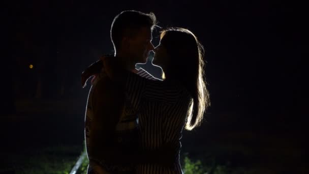 Bella Ragazza Abbraccia Suo Caro Ragazzo Romanticamente Outdoots Notte Tenera — Video Stock