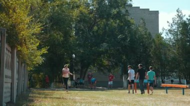 Odessa, Ukrayna-Ekim 2, 2018: bir sportif Tekdüzen hızlı çit çimenli yüzeyli bir stadyum üzerinde ağır çekimde yaz aylarında çalışan genç bir kadın görünümünü şaşırtıcı