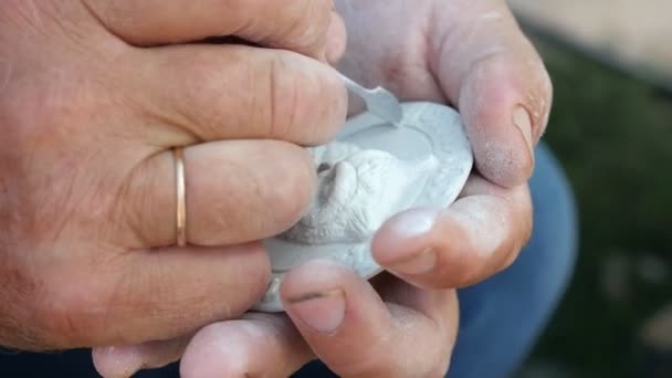 Manos Hombre Tallando Una Piedra Blanca Para Conseguir Cosa Hecha — Vídeos de Stock