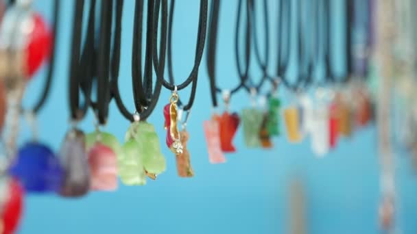 Многоцветные Драгоценные Камни Шнурках Продаваемых Качестве Сувениров Аскании Нове Туристов — стоковое видео