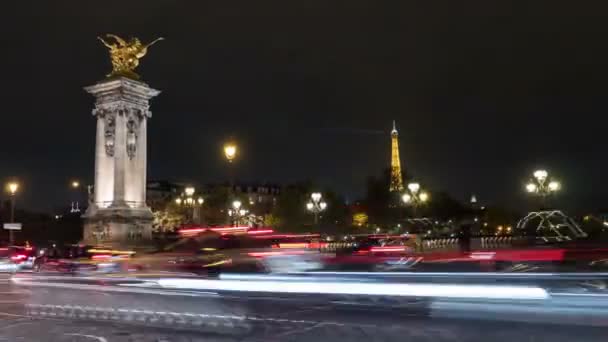 秋の夜にパリのセーヌ川にまたがる古代のランプで照らされたポン アレクサンドル 世のパリ フランス 2017 芸術家気取りのパノラマ タイムラプス — ストック動画