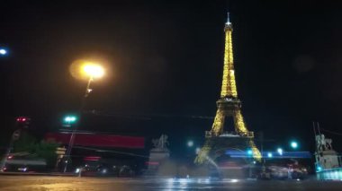 Paris, Fransa - 3 Kasım 2017: Extralong timelapse görünümü Eyfel Kulesi'ne yakın Paris'te gece uçan bir yuvarlak plazma küresi ile altın ışık ile aydınlatılmış