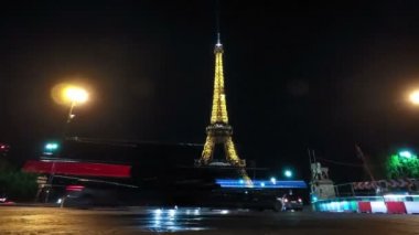 Paris, Fransa - 3 Kasım 2017: Extralong timelapse görünümü ile iki köpüklü küresel noktalar yakın Paris'te gece yükselen sarı ışıkla aydınlatılmış Eyfel Kulesi