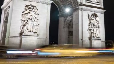 Paris, Fransa - 3 Kasım 2017: Le Paix ve La direnç heykeller sonbahar gece ışıklı Arc de Triomphe Paris, inanılmaz timelapse atış.  