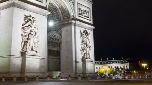 フランス 2017 肌寒い秋に照らされた夜のシャンゼリゼ通り近くの西の端では パリの凱旋の芸術家気取りのタイムラプス ビュー — ストック動画