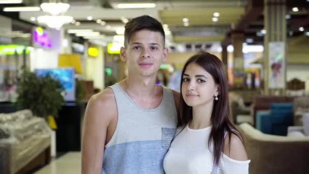 Jovem Romântica Seu Macho Estão Sorrindo Shopping Cidade Retrato Jovens — Vídeo de Stock