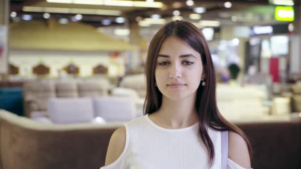 Mujer Joven Bonita Sonriendo Centro Comercial Ciudad Con Una Cafetería — Vídeos de Stock