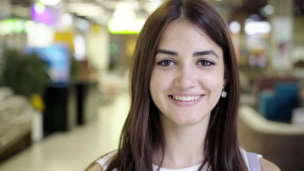 Szczęśliwa Młoda Kobieta Uśmiechając Się Centrum Miasta Pełne Różne Sekcje — Wideo stockowe
