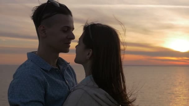 Joven Amoroso Besando Chica Romántica Atardecer Slo Perfil Optimista Joven — Vídeos de Stock