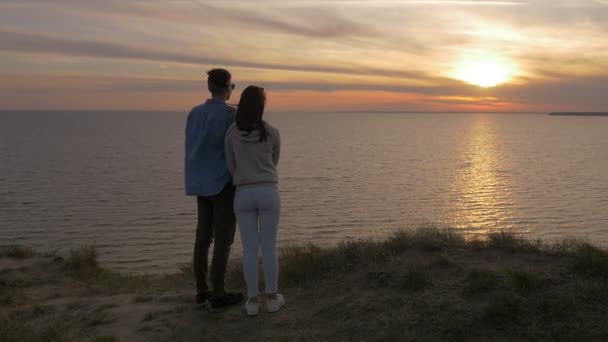 Armatura Giovane Uomo Sua Ragazza Amorosa Guardando Tramonto Slo Incredibile — Video Stock