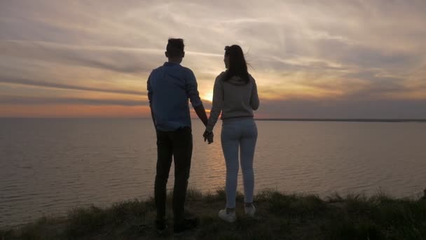 Sportliche Brünette Mann Und Sein Verliebtes Mädchen Genießen Den Sonnenuntergang — Stockvideo
