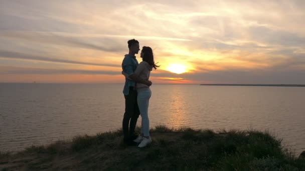 Hombre Morena Inspirado Encantadora Chica Mirando Espléndido Atardecer Mar Slo — Vídeo de stock